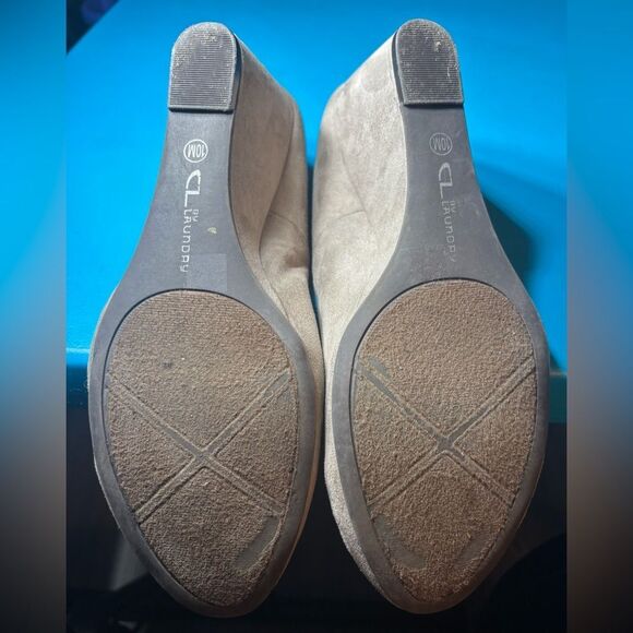 CL by Laundry Women's Suede Wedge Slip on Dress Pumps Shoes Taupe Womens Size 10 - Picture 10 of 10